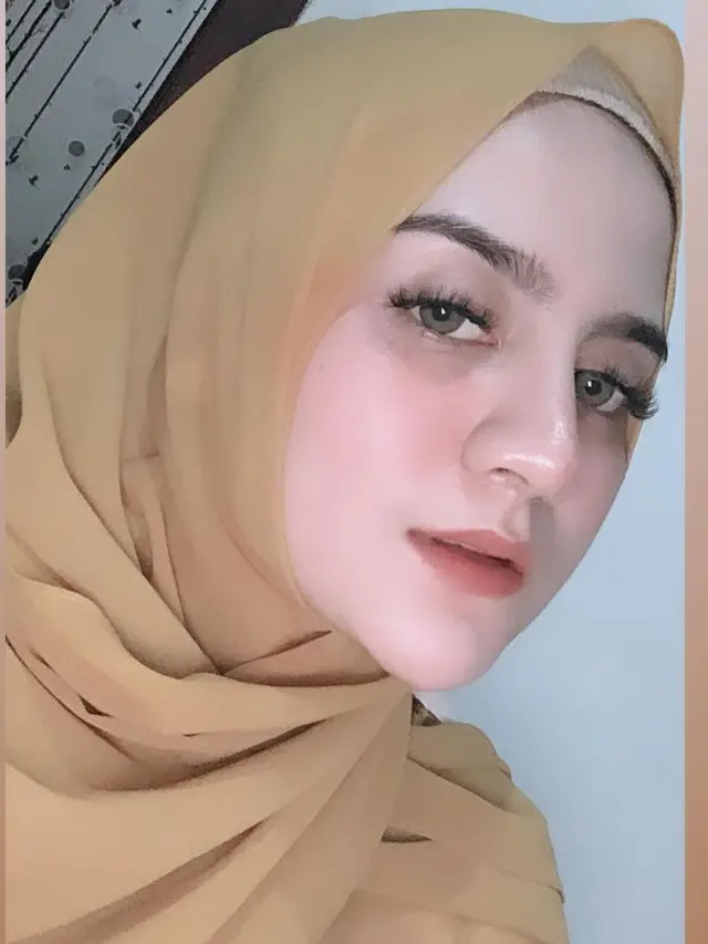 6 Gaya Irene Ghea saat Pakai Hijab Ini Tampil Memesona