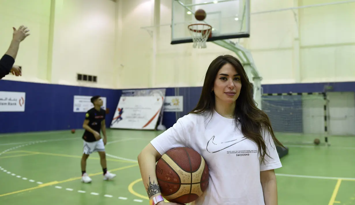 Fatima Reyadh merupakan asisten pelatih wanita untuk klub basket Al Najma yang mana merupakan salah satu tim basket senior putra di Bahrain. (AFP/Mazen Mahdi)