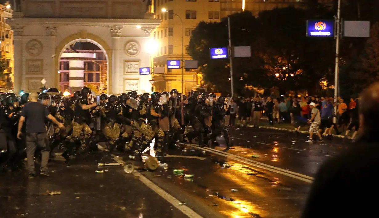 Polisi menghadapi pengunjuk rasa di gedung parlemen di Skopje, Makedonia Utara, Selasa (5/7/2022) malam. Protes kekerasan meletus di ibu kota Makedonia Utara, Skopje, di mana para demonstran mencoba menyerbu gedung-gedung pemerintah. (AP Photo/Boris Gdanoski)