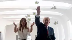 Presiden AS, Donald Trump bersama Ibu Negara Melania Trump melemparkan bunga saat mengunjungi Pearl Harbor Memorial di Honolulu, Hawaii (3/11). Trump dan Melania mengunjungi Pearl Harbor Memorial untuk memperingati USS Arizona. (AP Photo/Andrew Harnik)