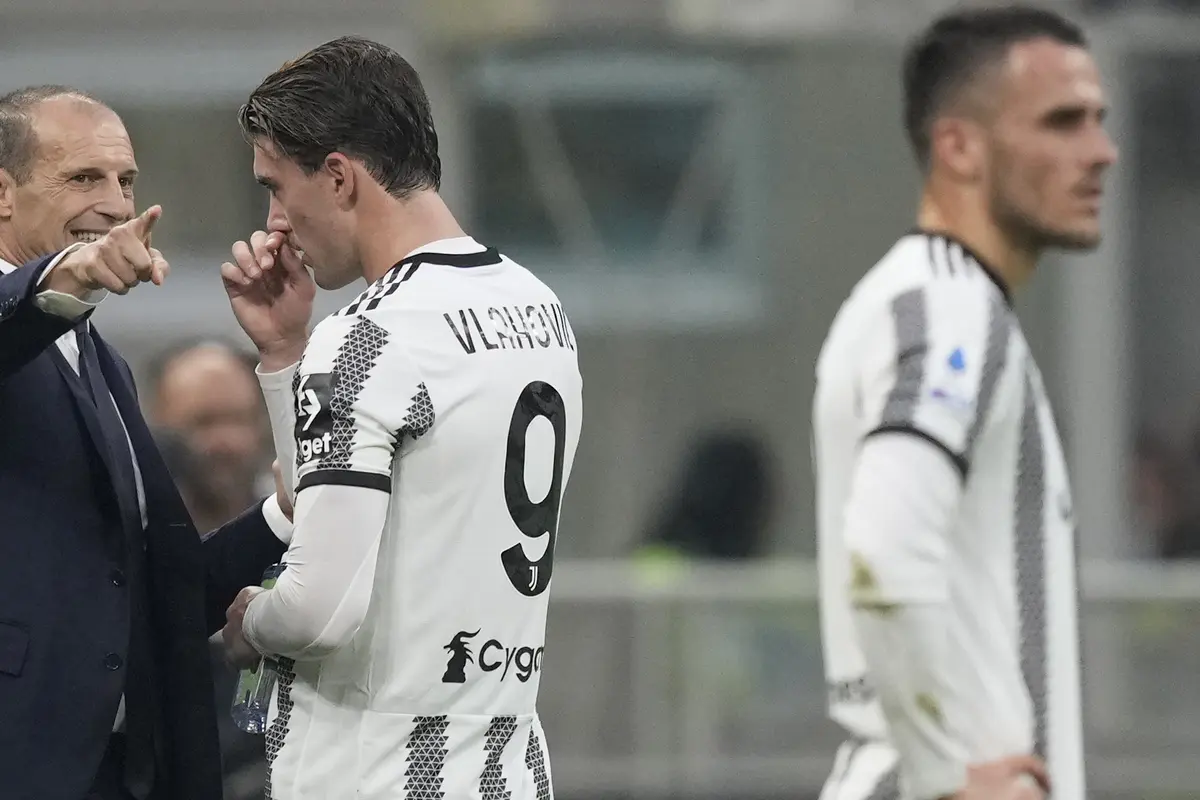 Rival sekota Inter, yakni AC Milan berhasil membenamkan Juventus dengan skor meyakinkan 2-0. (AP Photo/Antonio Calanni)