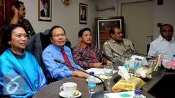 Menko Kemaritiman dan Sumberdaya Rizal Ramli (duduk kedua kiri) memberikan pernyataan bersama perwakilan masyarakat Maluku di Gedung BPPT, Jakarta, Rabu (7/10/2015). Pertemuan membahas permasalahan kontrak Blok Masela. (Liputan6.com/Helmi Fithriansyah)