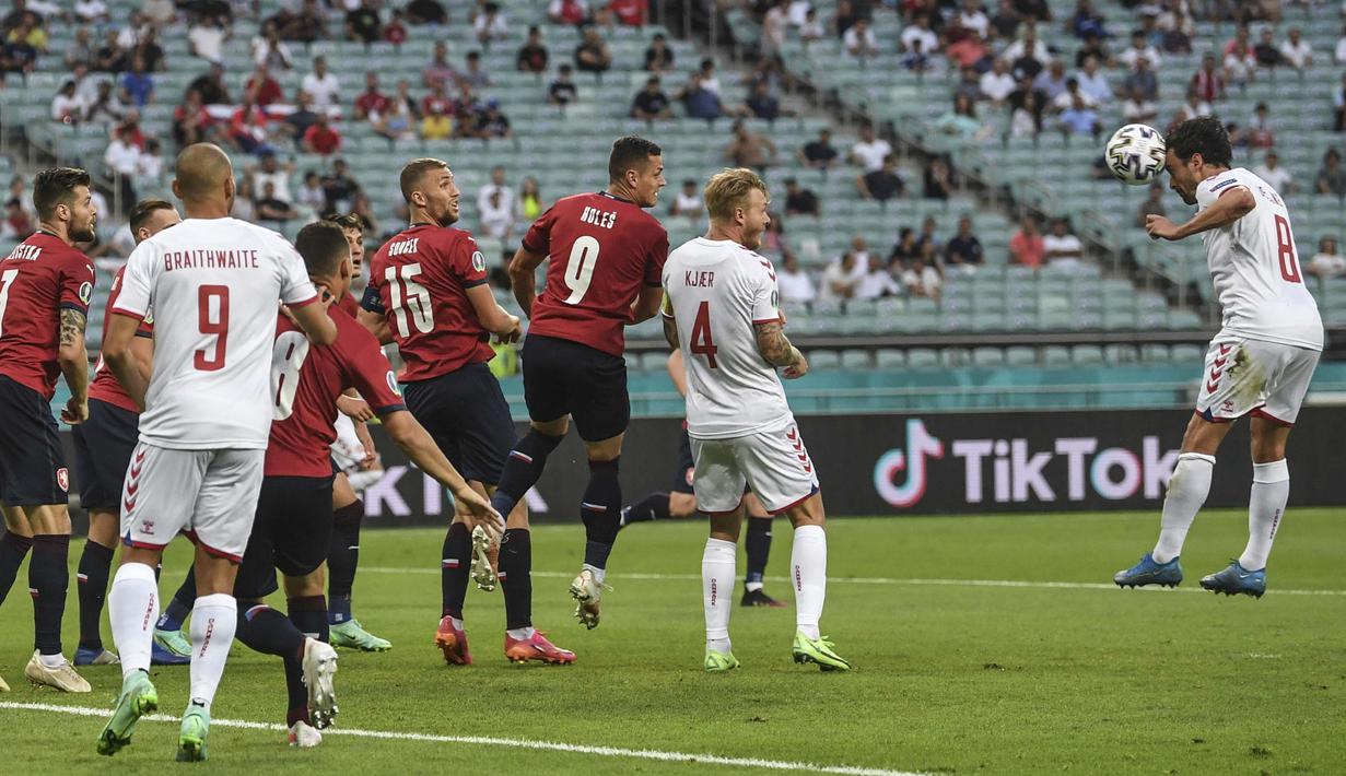 Timnas Denmark langsung unggul pada menit kelima lewat sundulan Thomas Delaney. Memanfaatkan umpan sepak pojok Stryger Larsen, gelandang berusia 29 tahun itu berhasil menggetarkan gawang Timnas Republik Ceska. (Foto: AP/Pool/Ozan Kose)