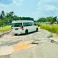 Jokowi meminta agar jalan rusak di Provinsi Lampung yang viral beberapa waktu lalu segera diperbaiki. (Foto: Laily Rachev - Biro Pers Sekretariat Presiden)