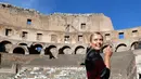 Petenis asal Rusia, Maria Sharapova berpose saat mengunjungi Colosseum, Roma, Italia (14/5). Jelang turnamen tenis Italia Terbuka Sharapova menyempatkan jalan-jalan ke tempat bersejarah tersebut. (AP Photo / Gregorio Borgia)