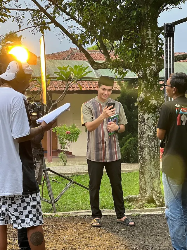 8 Potret Teuku Ryan di Lokasi Syuting, Fokus Pada Pekerjaan