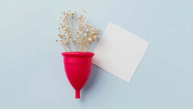 5 Fakta Menarik Menstrual Cup yang Bikin Kamu Makin Yakin untuk Beralih dari Pembalut Sekali Pakai - Cover