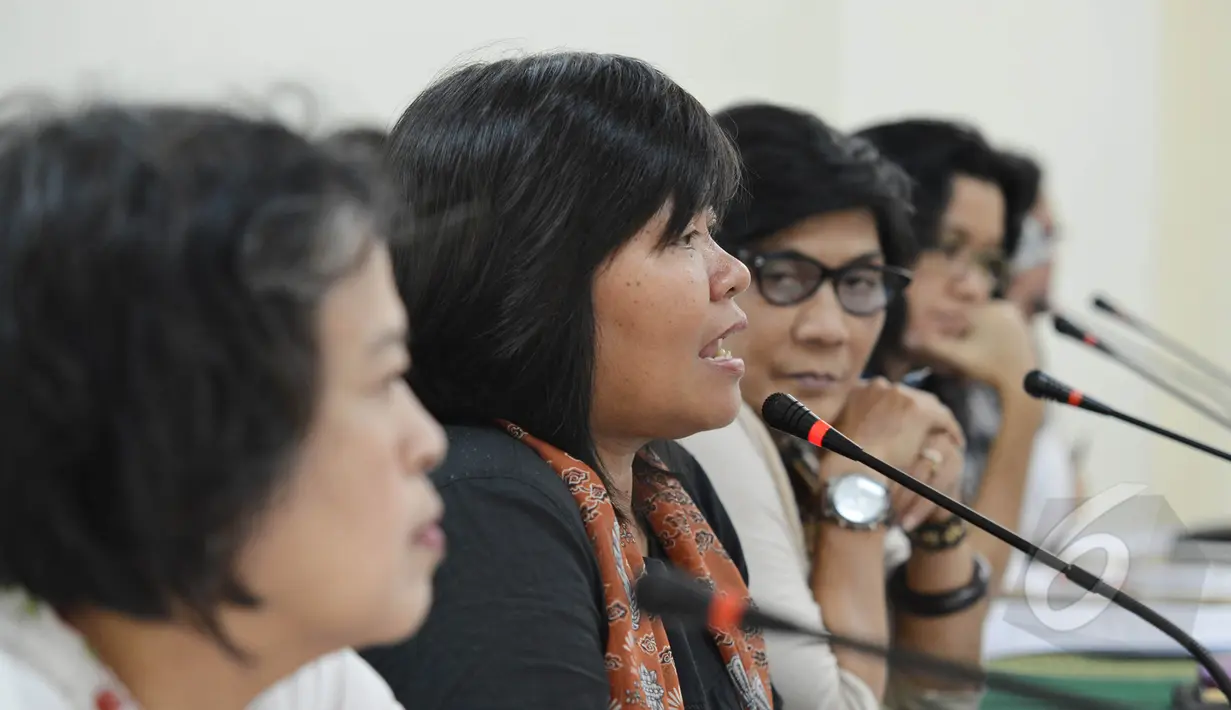 Ketua Komnas Perempuan Azriana (tengah) memberikan pemaparan saat menghadiri konferensi pers terkait hukuman mati di Jakarta, Jumat (24/4/2015). Mereka meminta kepada pemerintah agar membatalkan hukuman mati terhadap Mary Jane. (Liputan6.com/JohanTallo)