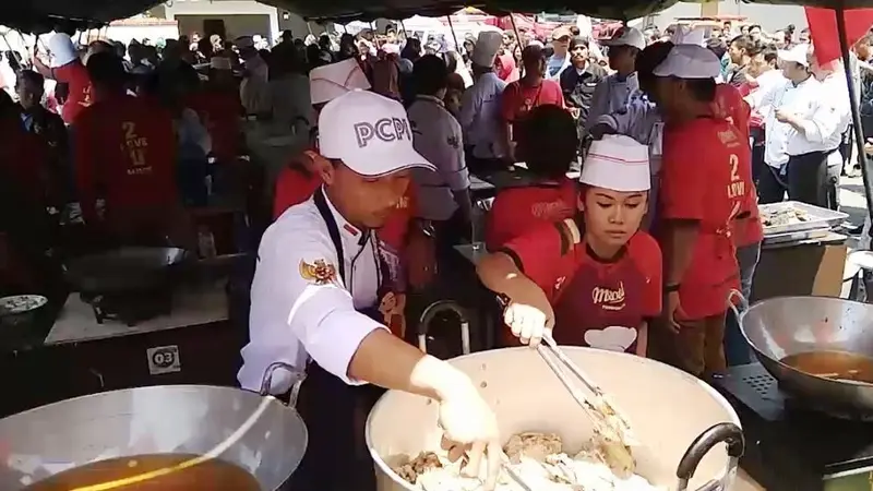 Pemecahan Rekor Masak dan Makan Mendoan di Banyumas, Jawa Tengah. (Foto: Liputan6.com/Muhamad Ridlo)