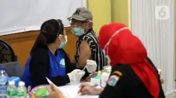 Warga menjalani vaksinasi booster kedua atau dosis keempat di kawasan Kantor Wali Kota Jakarta Timur, Jakarta, Selasa (24/1/2023). Setelah tenaga kesehatan dan lansia, orang dewasa di atas usia 18 tahun mulai bisa memperoleh booster kedua mulai 24 Januari 2023. (Liputan6.com/Johan Tallo)