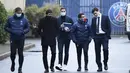 Pelatih Paris Saint-Germain (PSG), Mauricio Pochettino, meninggalkan Pusat Latihan PSG di Paris, Selasa, (5/1/2021).  PSG resmi memperkenalkan Pochettino sebagai pelatih baru. (Photo by Bertrand GUAY / AFP)