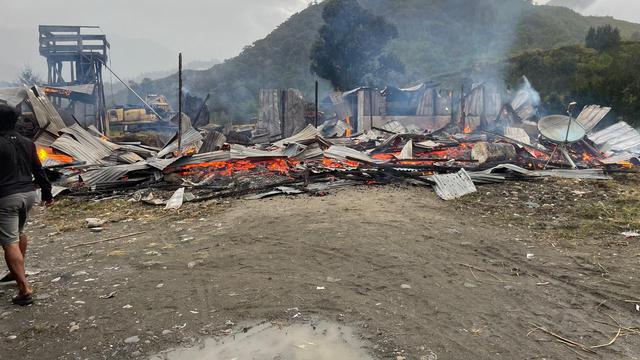 KKB membakar mes karyawan PT MTT dan rumah warga di Distrik Ilaga, Kabupaten Puncak, Papua