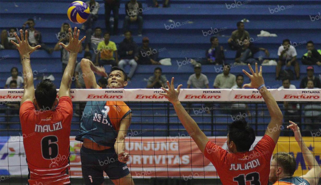 Pevoli Jakarta BNI Taplus, Sigit Ardian, berusaha melakukan smash saat melawan Jakarta Pertamina Energi. Dengan hasil itu BNI Taplus berhasil menjadi juara final four mengalahkan Surabaya Samator. (Bola.com/Vitalis Yogi Trisna)