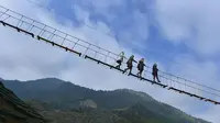 Ngeri, Wisata Jembatan Maut di Atas Perkebunan Teh