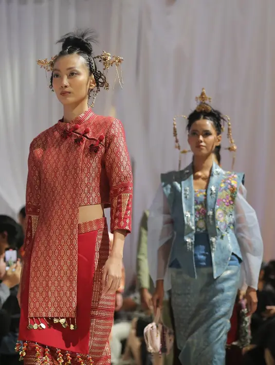 Sedangkan ‘Mulang Tiuh’ mengambil craftsmanship tapis dan sulam usus Lampung di atas kain dan motif modern. [Fimela/Bambang E. Ros]