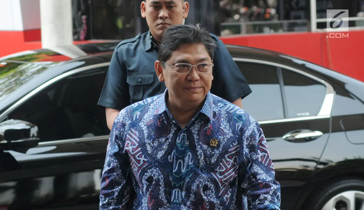 Wakil Ketua DPR Utut Adianto bersiap menjalani pemeriksaan di Gedung KPK, Jakarta, Selasa (18/9). Saat mangkir, Utut beralasan tak bisa menenuhi panggilan pemeriksaan lantaran ada kegiatan lain. (Merdeka.com/Dwi Narwoko)