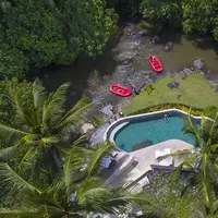 Four Seasons meluncurkan proses kedatangan pertama di Bali dengan rafting di sungai.