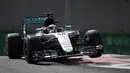 Pebalap Mercedes, Lewis Hamilton, menguasai latihan bebas F1 GP Abu Dhabi di Sirkuit Yas Marina, Jumat (25/11/2016). (AFP/Mohammed Al-Shaikh)