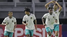 Tampil dengan sebagian besar pemain lapis kedua, Timnas Indonesia U-20 sukses mengobrak-abrik Hong Kong pada laga kedua kualifikasi Grup F Piala Asia U-20 2023. Menang dengan skor 5-1, pasukan Shin Tae-yong sementara mengemas poin dan selisih gol yang identik dengan Vietnam, yaitu 6 poin hasil dari dua kemenangan dan selisih gol 9-1. (Bola.com/Ikhwan Yanuar)