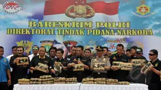 Ditnarkoba Mabes Polri berhasil mengamankan  2,1 ton ganja kering asal Aceh. Tampak, Kabareskrim Komjen Pol Budi Waseso (tengah - depan) menunjukkan barang bukti ganja di Lapangan Bhayangkara, Jakarta, Senin (11/5/2015). (Liputan6.com/JohanTallo)