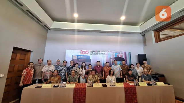 Para perwakilan dan alumni pendidikan tinggi Taiwan menyampaikan peluang studi bagi para pelajar, guru, dan dosen yang ingin melanjutkan studi. (Foto: Adinda Retno Aryani/Liputan6.com)