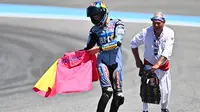 Pembalap Gresini Racing, Alex Marquez, merayakan kemenangan pada balapan MotoGP Spanyol di Sirkuit Jerez, Minggu (27/4/2025). (Jorge Guerrero/AFP)