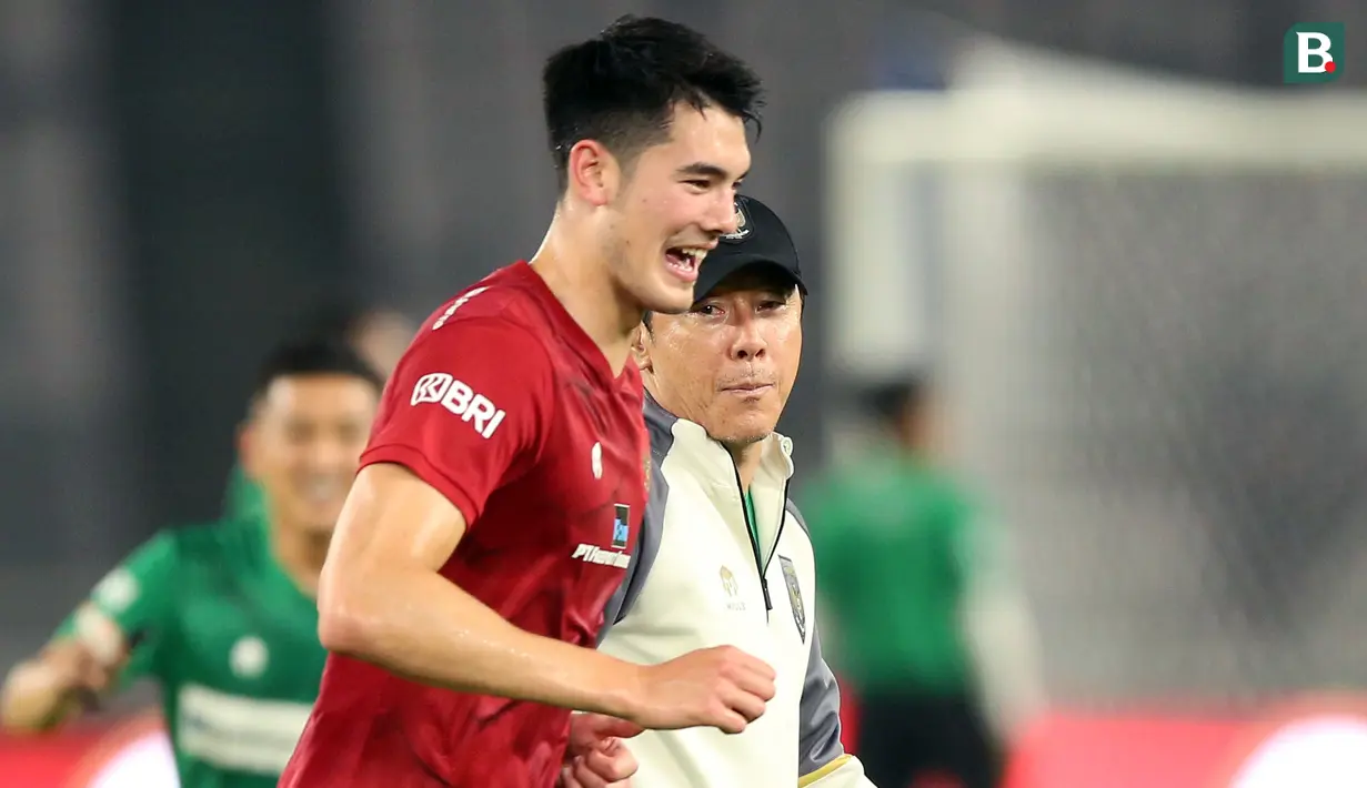 Pelatih Timnas Indonesia, Shin Tae-yong (kanan), saat bercengkerama dengan Elkan Baggot dalam sesi latihan menjelang laga FIFA Matchday melawan Timnas Argentina di Stadion Utama Gelora Bung Karno (SUGBK), Jakarta, Minggu (18/06/2023). (Bola.com/Bagaskara Lazuardi)