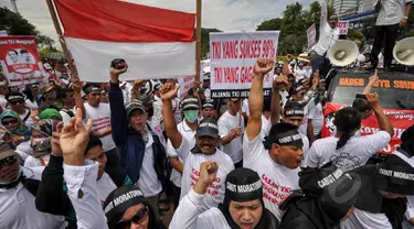 Massa dari Aliansi TKI Menggugat menggelar aksi unjuk rasa di depan Istana Merdeka, Jakarta, Selasa (7/4/2015). Mereka menagih janji Presiden Jokowi mencabut moratorium terkait larangan pengiriman TKI ke Timur Tengah. (Liputan6.com/Faizal Fanani)