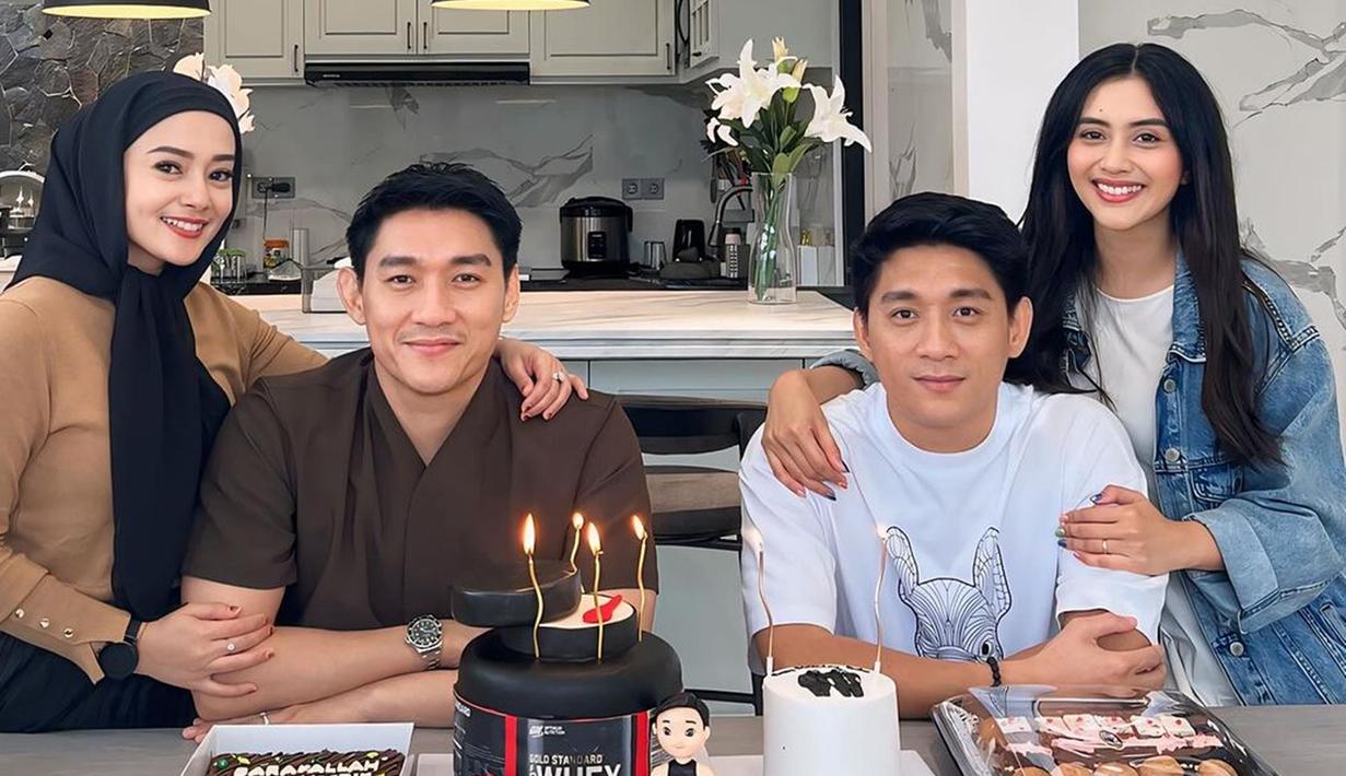 Momen ulang tahun ke-41 ini pun tampak dirayakan oleh keluarga. Bahkan, potret Ifan bersama saudara kembarnya beserta pasangan masing-masing tak luput dari sorotan. (Liputan6.com/IG/@ifanseventeen)