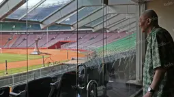 Vice Presiden Olympic Council of Asia (OCA), Wie Jizhong, meninjau kondisi Stadion Utama Gelora Bung Karno, Jakarta, Rabu (13/4/2016). (Bola.com/Nicklas Hanoatubun)