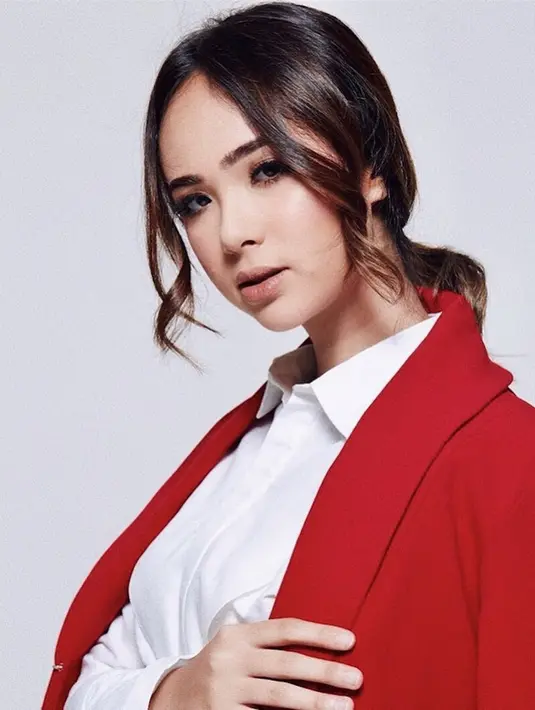 Mantan Joshua Suherman ini kerap kali kedapatan memakai lipstik yang berwarna nude. Memang warna nude dikenal bisa memberikan kesan yang natural dan sangat cocok dengan kulit wanita Indonesia. Ini bisa jadi inspirasi gaya makeup untuk kamu yang ingin tampil fresh.(Liputan6.com/IG/@pammybowie)