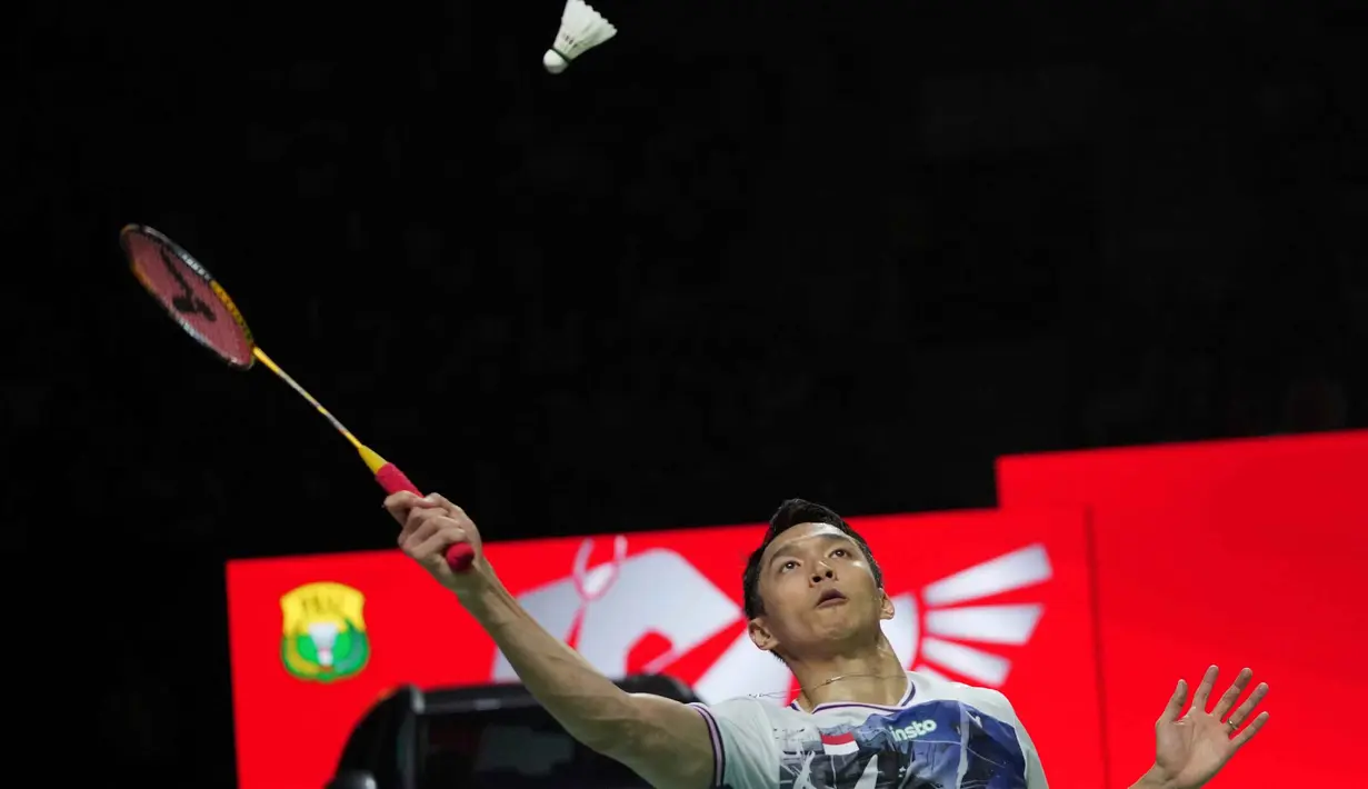 Tunggal putra Indonesia, Jonatan Christie, saat melawan Panitchaphon Teeraratsakul dari Thailand pada pertandingan semifinal turnamen badminton Indonesia Open 2026 di Istora Gelora Bung Karno, Senayan, Jakarta, Sabtu (6/6/2026). (AP Photo/Achmad Ibrahim)