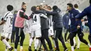 Pelatih Juventus, Andrea Pirlo, melakukan selebrasi bersama anak asuhnya usai menjuarai Piala Super Italia di Stadion Mapei, Rabu (20/1/2021). Juventus menang dengan skor 2-0 atas Napoli. (AP/Antonio Calanni)