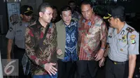 Direktur PT Agung Sedayu Group, Richard Halim Kusuma (batik biru) dikawal saat akan keluar dari Gedung KPK usai menjalani pemeriksaan, Jakarta, Jumat (29/4). Richard diperiksa sebagai saksi dari tersangka Ariesman Widjaja. (Liputan6.com/Helmi Afandi) 