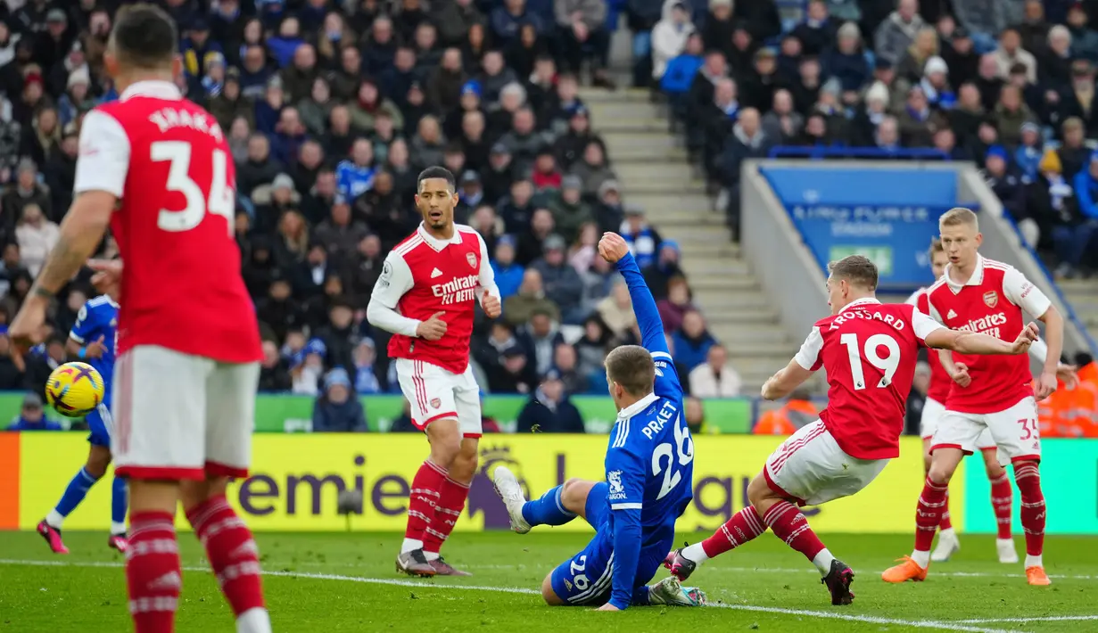 Pemain Arsenal Leandro Trossard (kedua kanan) mencetak gol yang dianulir saat melawan Leicester City pada pertandingan sepak bola Liga Inggris di The King Power Stadium, Leicester, Inggris, 25 Februari 2023. Arsenal mengalahkan Leicester City dengan skor 1-0. (AP Photo/Jon Super)