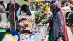 Pedagang bunga tabur melayani pembeli yang akan melakukan tradisi ziarah makam di Tempat Pemakaman Umum (TPU) Karet Bivak Jakarta, Minggu (3/3/2024). (Liputan6.com/Angga Yuniar)