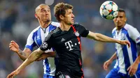Penyerang Bayern Munich, Thomas Muller (kanan) mengontrol bola dari kejaran pemain Porto Maicon pada leg 8 besar Liga Champions di Stadion do Dragao, Kamis (16/4/2015). Porto menang 3-1 atas Bayern Munich.(REUTERS/Miguel Vidal)