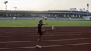 Atlet jalan cepat Indonesia, Hendro Yap, melakukan pemanasan saat latihan di Stadion Madya Senayan, Jakarta, Selasa (1/5/2018). Latihan ini merupakan persiapan jelang Asian Games XVIII. (Bola.com/Vitalis Yogi Trisna)