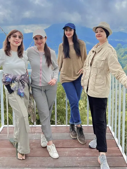 Di lain sisi, ibu Eddy Maliq Meijer ini dikenal sebagai sosok aktris dengan gaya sosialita yang kece. Penampilan Maudy Koesnaedi terlihat seperti artis yang masih berumur 30-an tahun. (Liputan6.com/IG/@maudykoesnaedy)