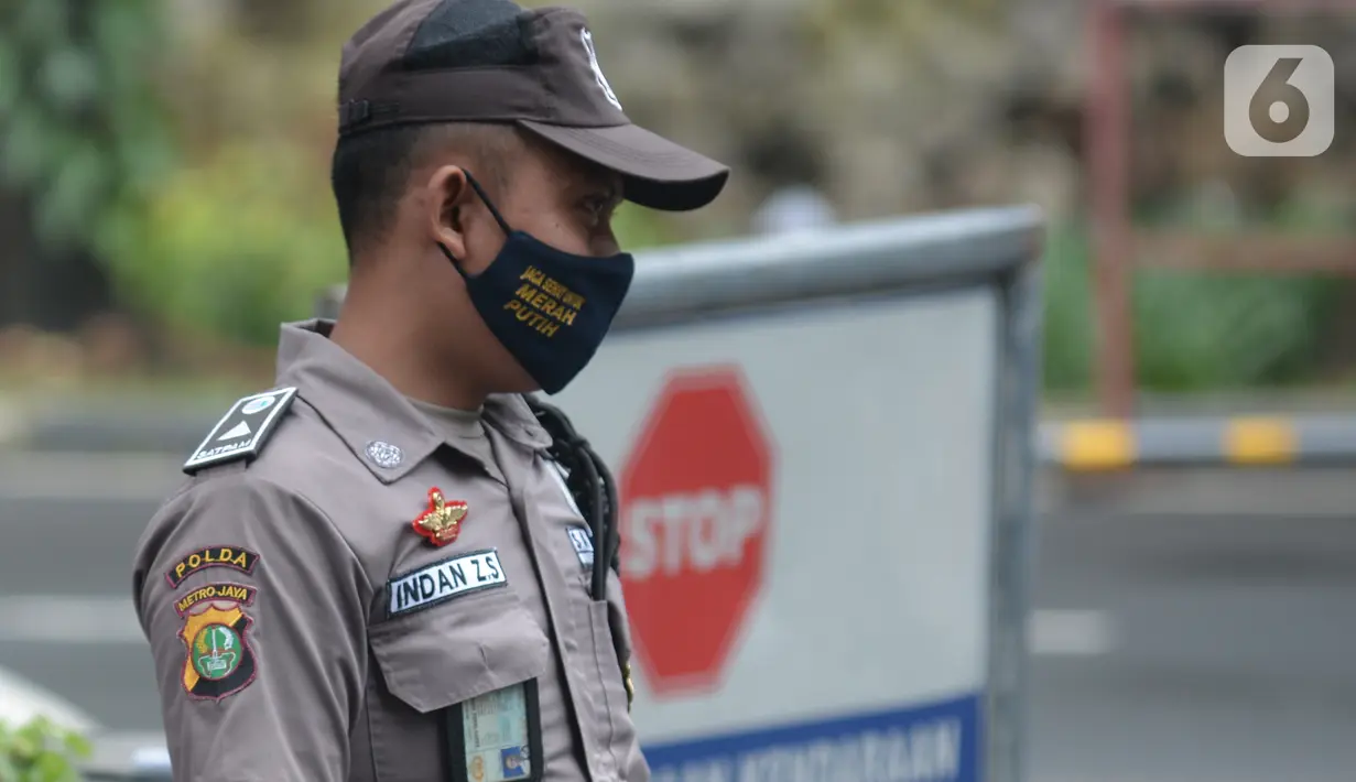 Seorang Satuan Pengamanan (Satpam) terlihat di salah satu perkantoran kawasan Jakarta, Selasa (16/2/2021). Seragam baru berwarna cokelat mirip seragam polisi tersebut untuk memuliakan Satpam dan menjadikan unsur pengamanan menjadi bagian penting dalam suatu aktivitas. (merdeka.com/Imam Buhori)