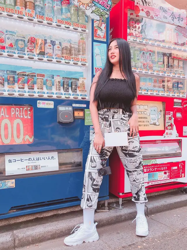 7 Momen Keseruan Pamela Safitri Saat Liburan Ke Jepang