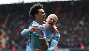 Erling Haaland merayakan gol keempat Manchester City bersama Nico O'Reilly saat menghadapi Liverpool di perempat final FA Cup di Etihad Stadium, Sabtu 4 April 2026. (AFP/Darren Staples)