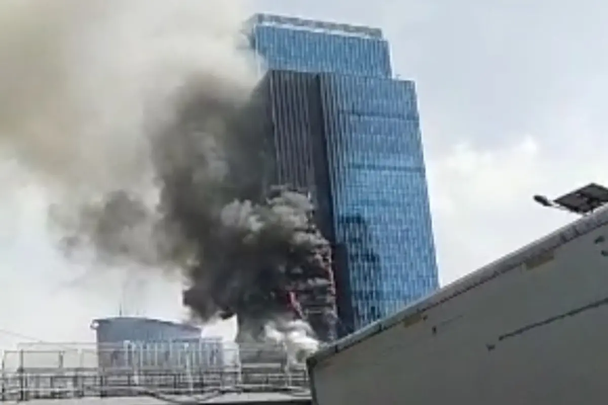 Kebakaran terjadi di lantai 7 Menara K-Link Jakarta, Jalan Gatot Subroto, Setiabudi, Jakarta Selatan, Sabtu (15/7/2023) pagi.