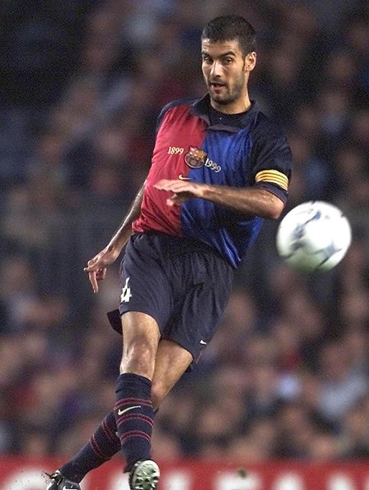 9. Josep Guardiola, gelandang binaan La Masia ini dibesarkan oleh Cruyff saat melatih Barcelona. Pelatih  Munchen ini juga sempat mengikuti jejak sang guru dengan menukangi Barca dan menerapkan gaya bermain mirip era Cruyff. (AFP/Patrick Hertzog)