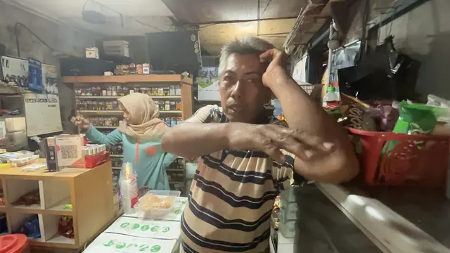 Penjaga warung bernama Junaedi