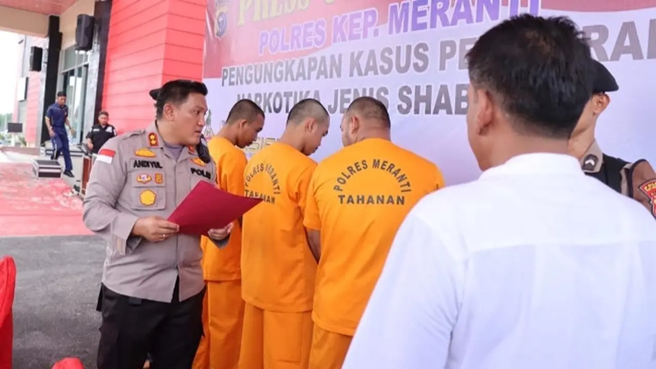 Kapolres Kepulauan Meranti AKBP Andi Yul menginterogasi tiga tersangka peredaran sabu yang dikendalikan jaringan narkoba Lapas di Pekanbaru.