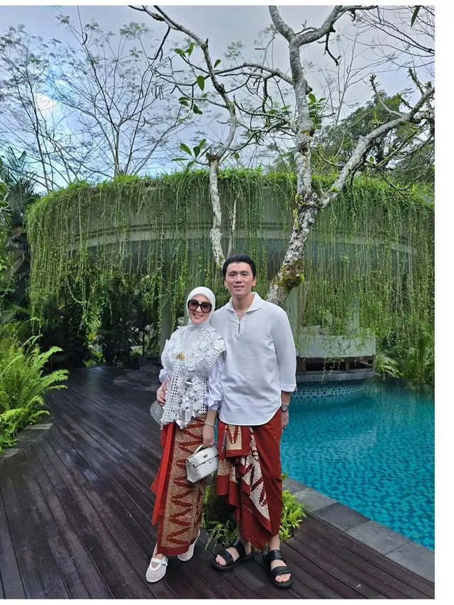 6 Gaya Syahrini Hadiri Acara di Bali, Anggun Pakai Blus dan Outer Renda Putih