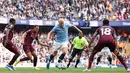 Bomber asal Norwegia itu merobek-robek gawang The Tractor Boys dengan memborong tiga gol. (AFP/Darren Staples)