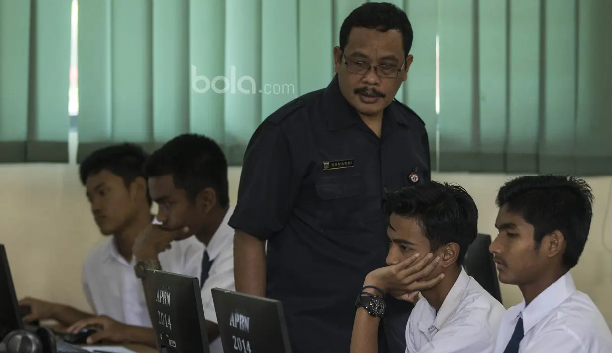 Para pemain Timnas Indonesia U-16 mengerjakan Ujian Nasional tingkat SMP di SMA 39 Cijantung, Jakarta, Rabu (3/5/2017). (Bola.com/Vitalis Yogi Trisna)
