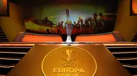 Ilustrasi Logo dan trofi Liga Europa. (AFP/Valery Hache)